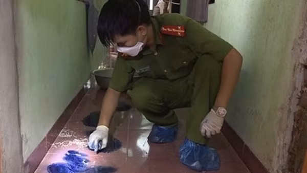 Hai bố con tử vong trong tư thế thắt cổ