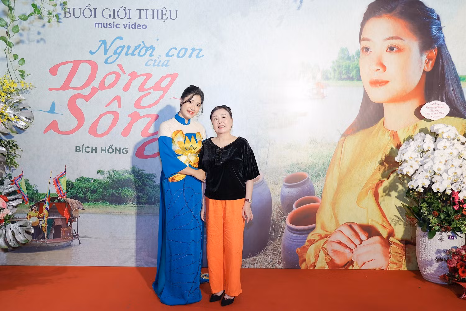 ca sĩ bich hồng và nsnd thu hiền.jpg -0