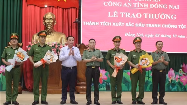 Khen thưởng đột xuất 4 tập thể tham gia khám phá nhanh vụ bắt cóc trẻ em, tống tiền