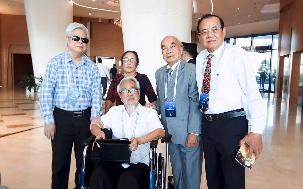 Những cụ già ngụ ở Đồi Rồng -0