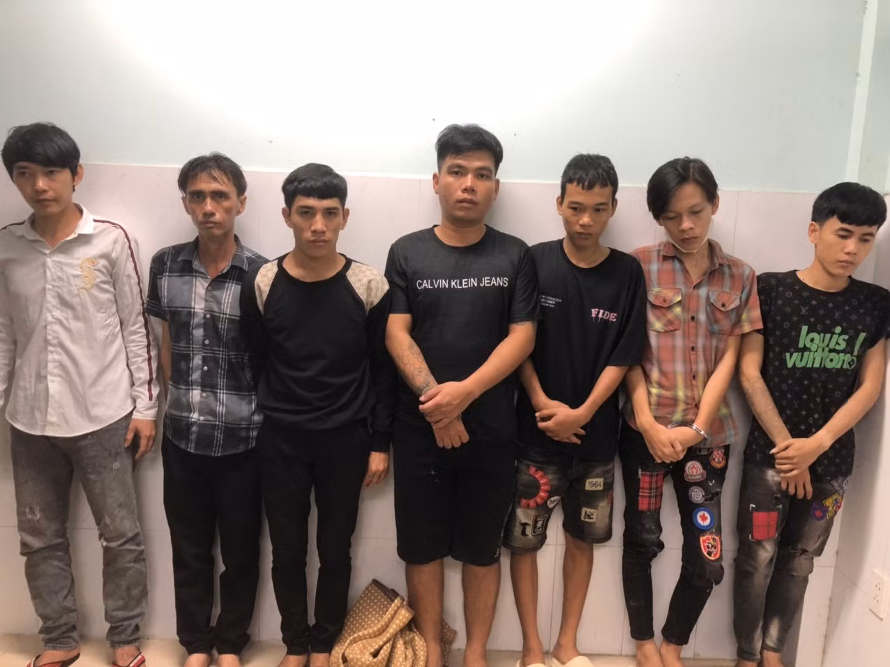 Phá điểm tụ tập sử dụng ma túy đá, bắt 7 đối tượng -0