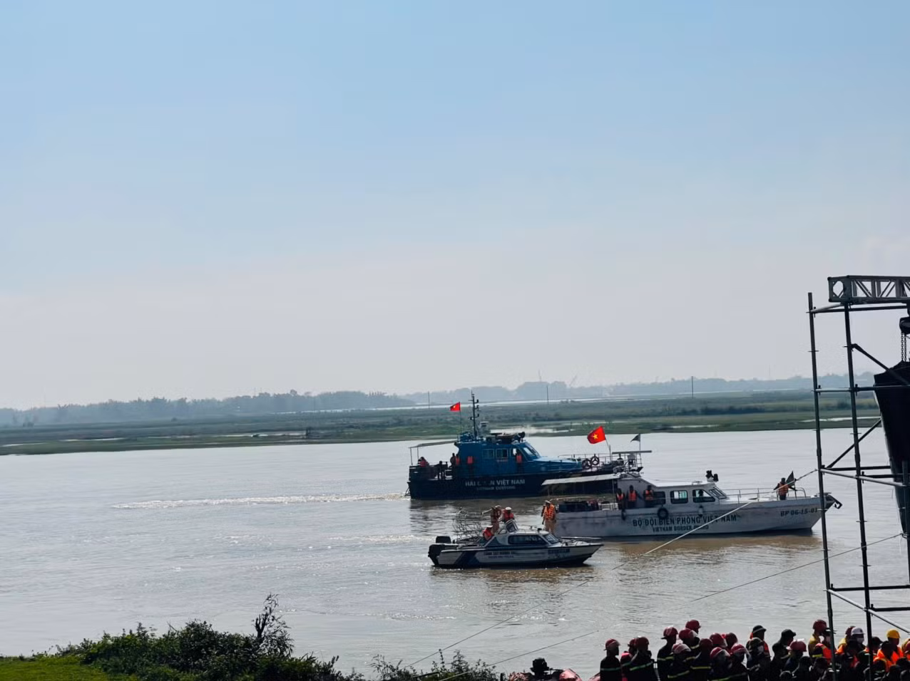 Huy động nhiều phương tiện hiện đại tham gia diễn tập chữa cháy tàu chở xăng dầu -0