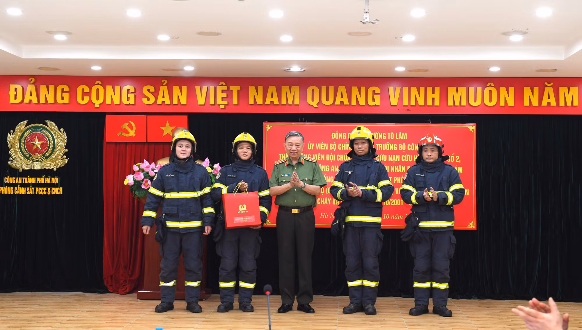 Bộ trưởng Tô Lâm thăm, làm việc tại Đội chữa cháy và cứu nạn, cứu hộ khu vực số 2 -0