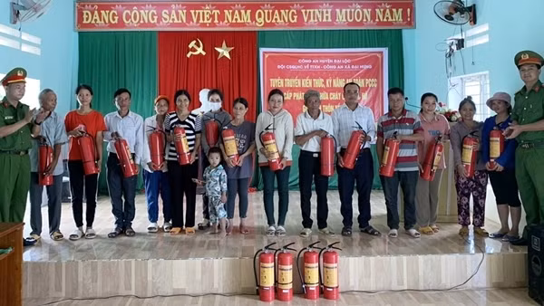 Tăng cường năng lực phòng cháy, chữa cháy ở cơ sở, tặng bình chữa cháy cho đồng bào Cơ Tu