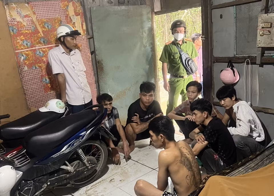 Phá điểm tụ tập sử dụng ma túy đá, bắt 7 đối tượng -0