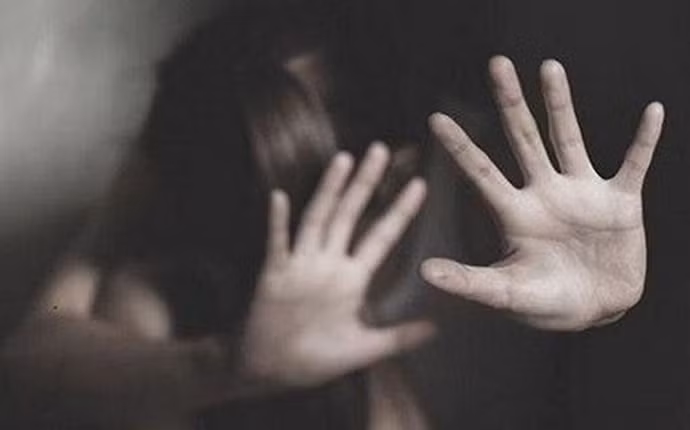 Tìm mẹ ruột bé gái 12 tuổi bị hiếp dâm -0