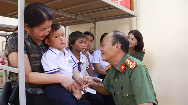 Đại gia đình trong doanh trại (bài 2)