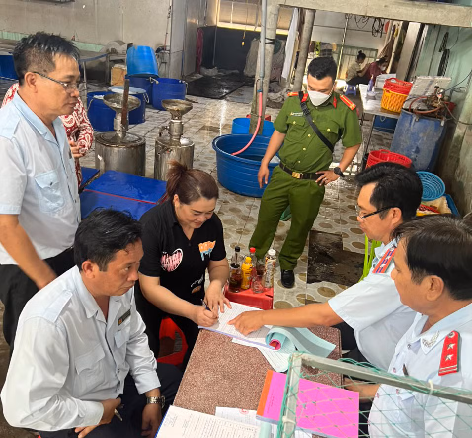 Bắt quả tang một cơ sở bơm tạp chất vào tôm nguyên liệu -1