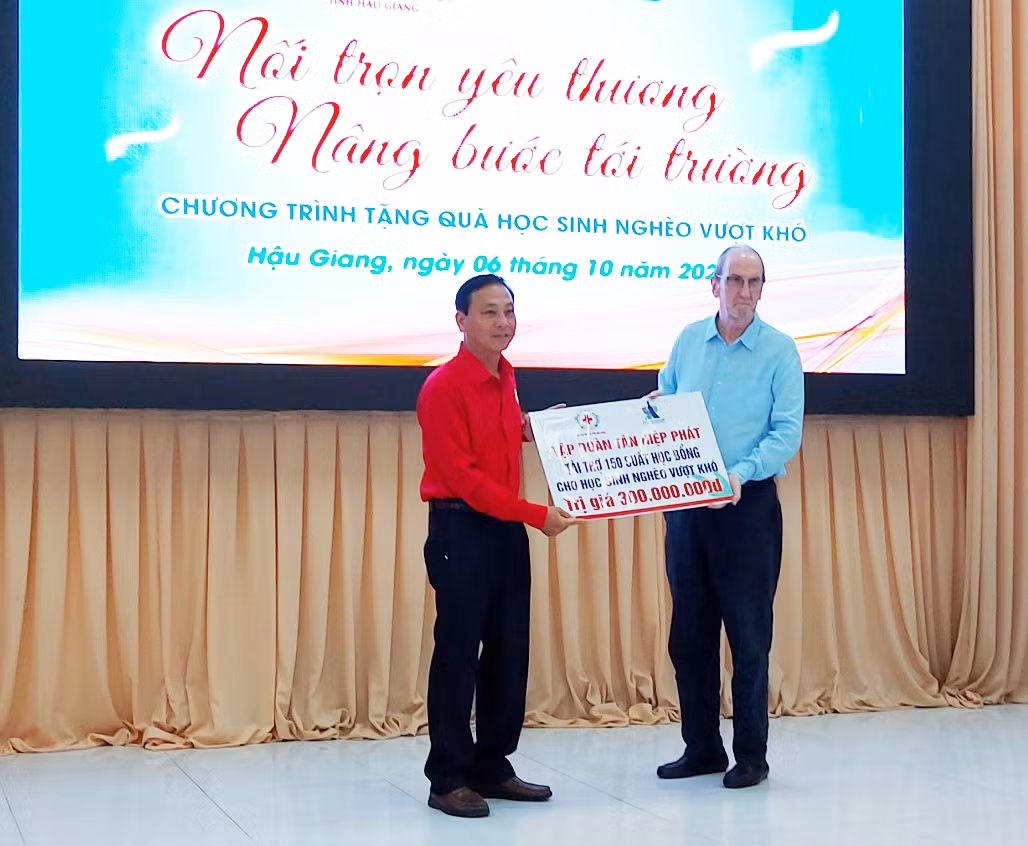 Trao 150 suất học bổng cho học sinh vượt khó tại tỉnh Hậu Giang -0