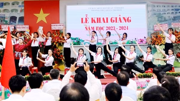Cần Thơ lý giải việc chưa thu học phí