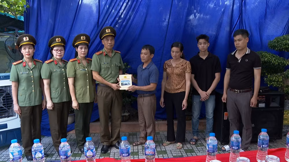 Công an tỉnh Thái Bình trao quà hỗ trợ gia đình cán bộ hy sinh khi đang làm nhiệm vụ -0
