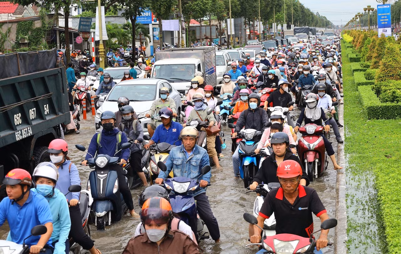 Công an TP Cần Thơ điều tiết giao thông, hỗ trợ người dân ứng phó với triều cường -0