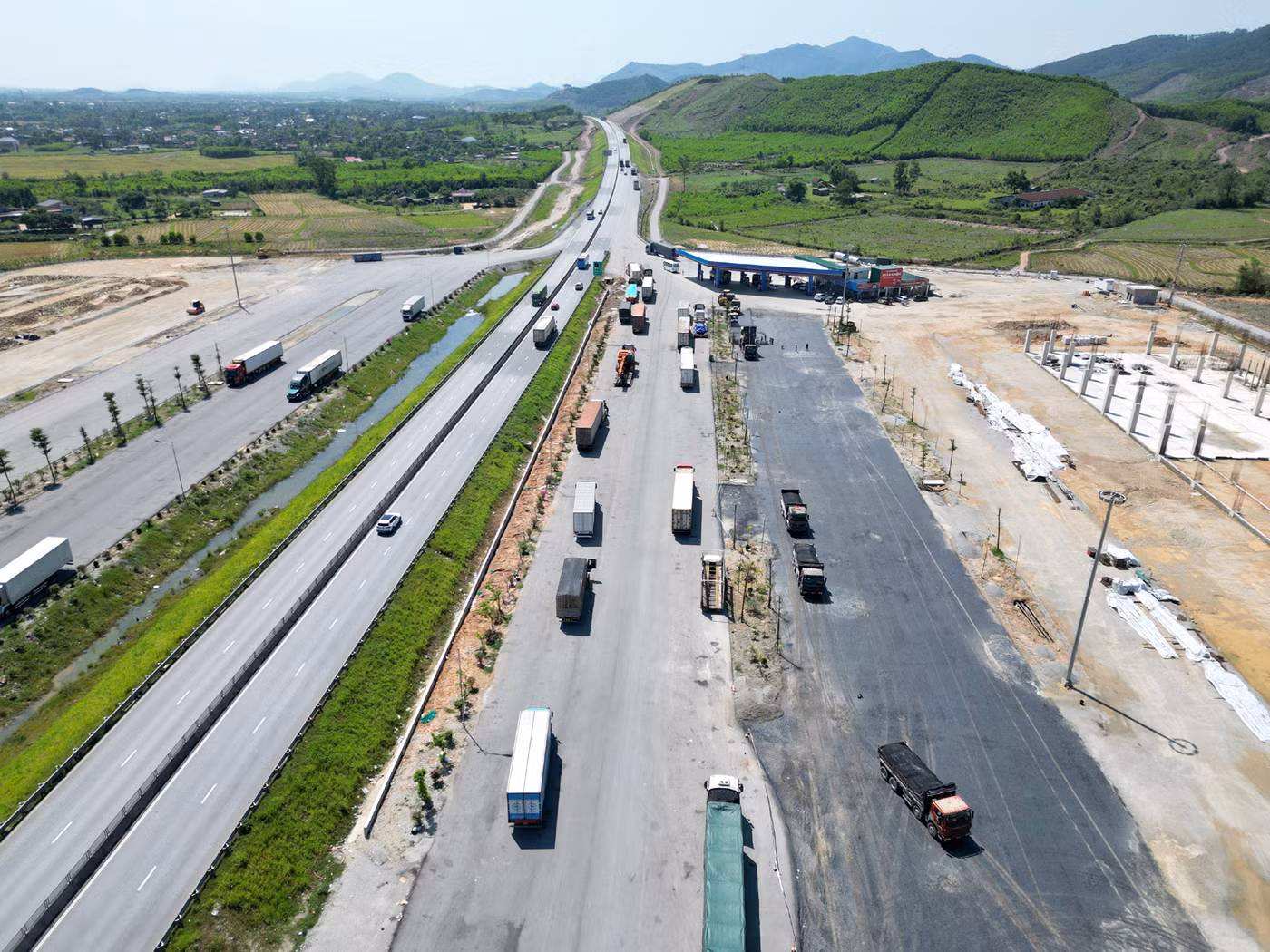 Vì sao các trạm dừng nghỉ cao tốc Bắc- Nam qua miền Trung thi công mãi không xong? -0