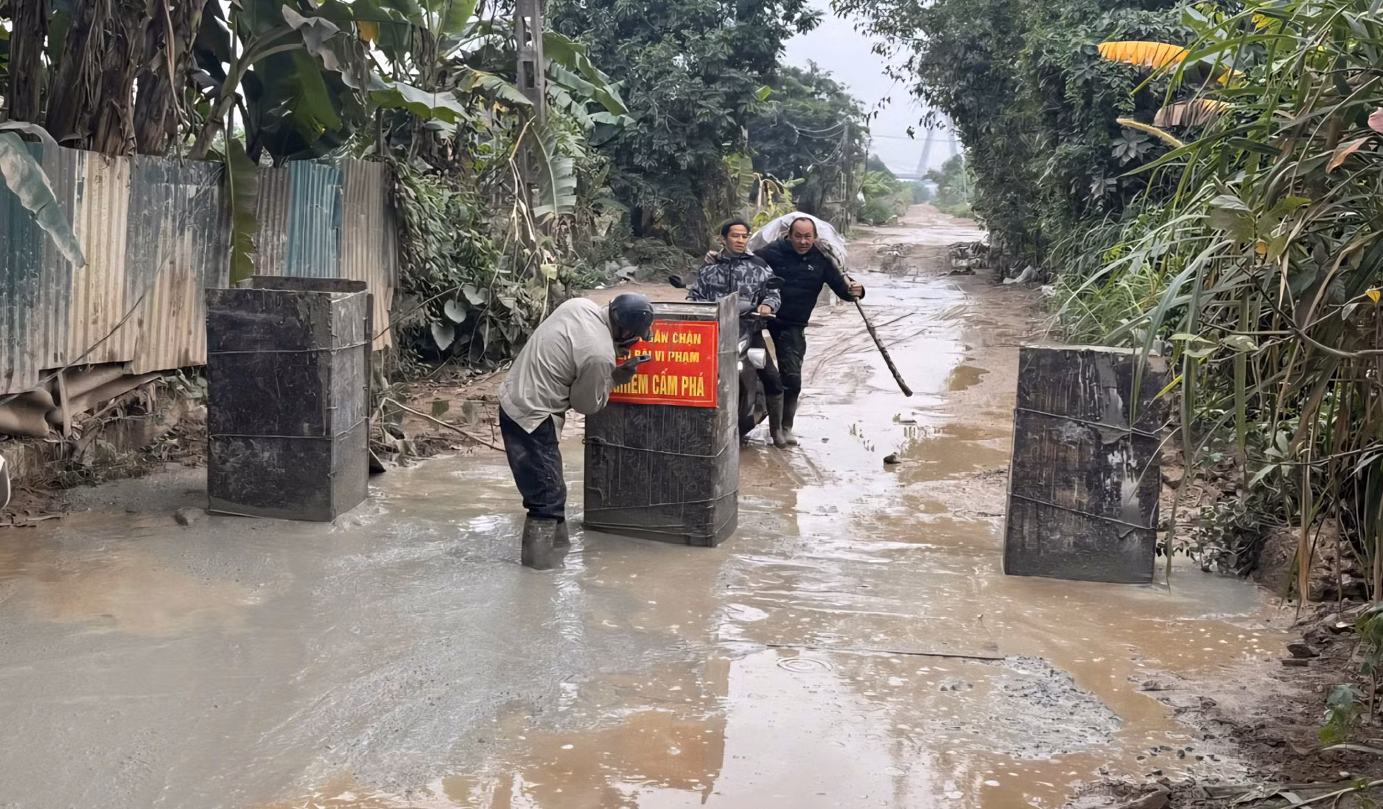 Hà Nội: Chính quyền siết chặt bến bãi, trạm trộn không phép dọc bãi sông -0