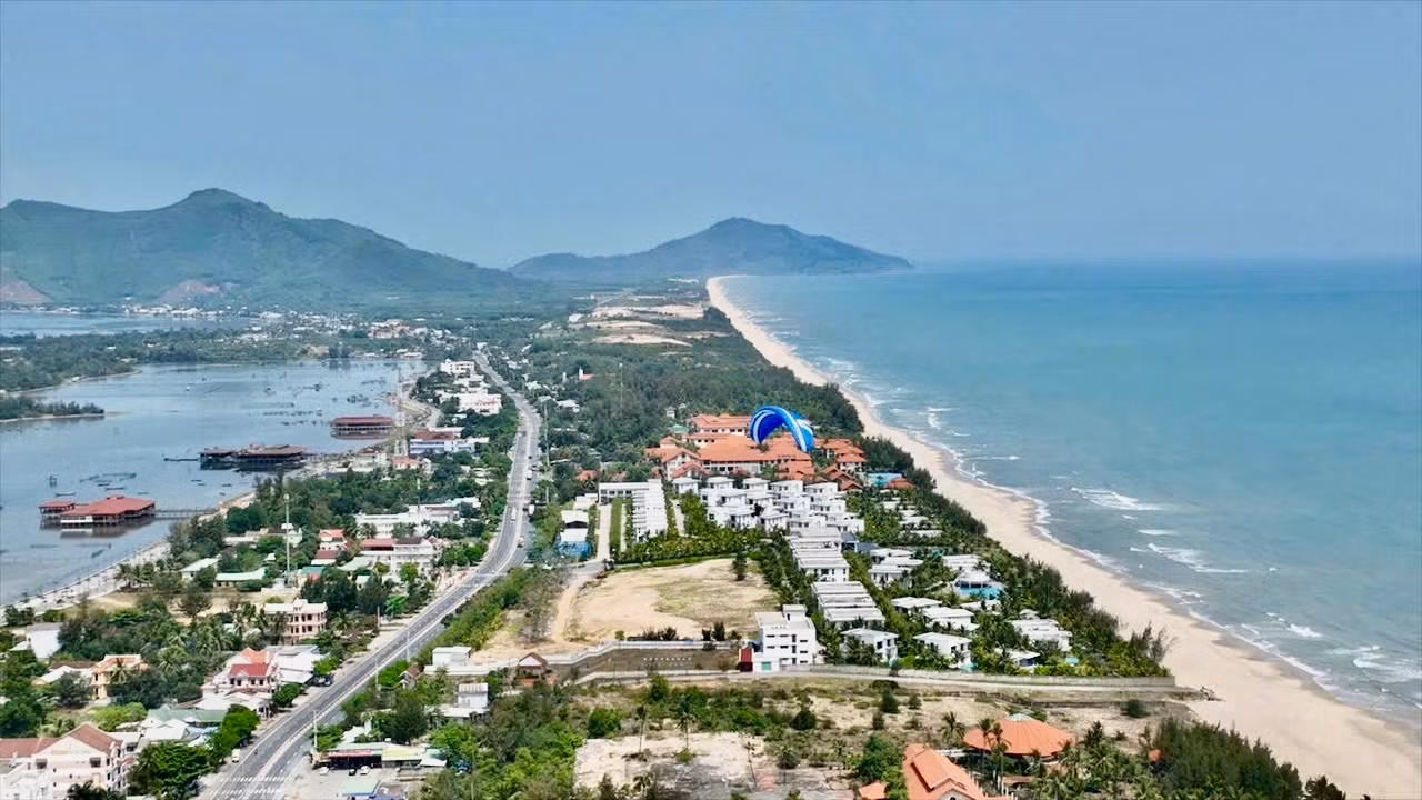 Nỗi buồn âm ỉ những bãi biển miền Trung Kỳ cuối: Để biển đẹp không chỉ trên giấy -0