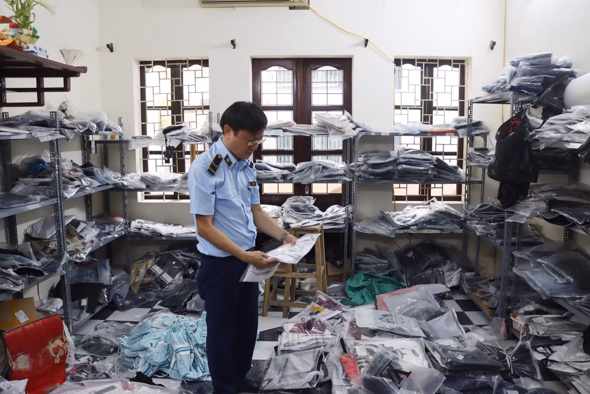Phát hiện và tạm giữ hơn 700 sản phẩm quần áo, giày dép có dấu hiệu giả mạo nhiều thương hiệu nổi tiếng -0