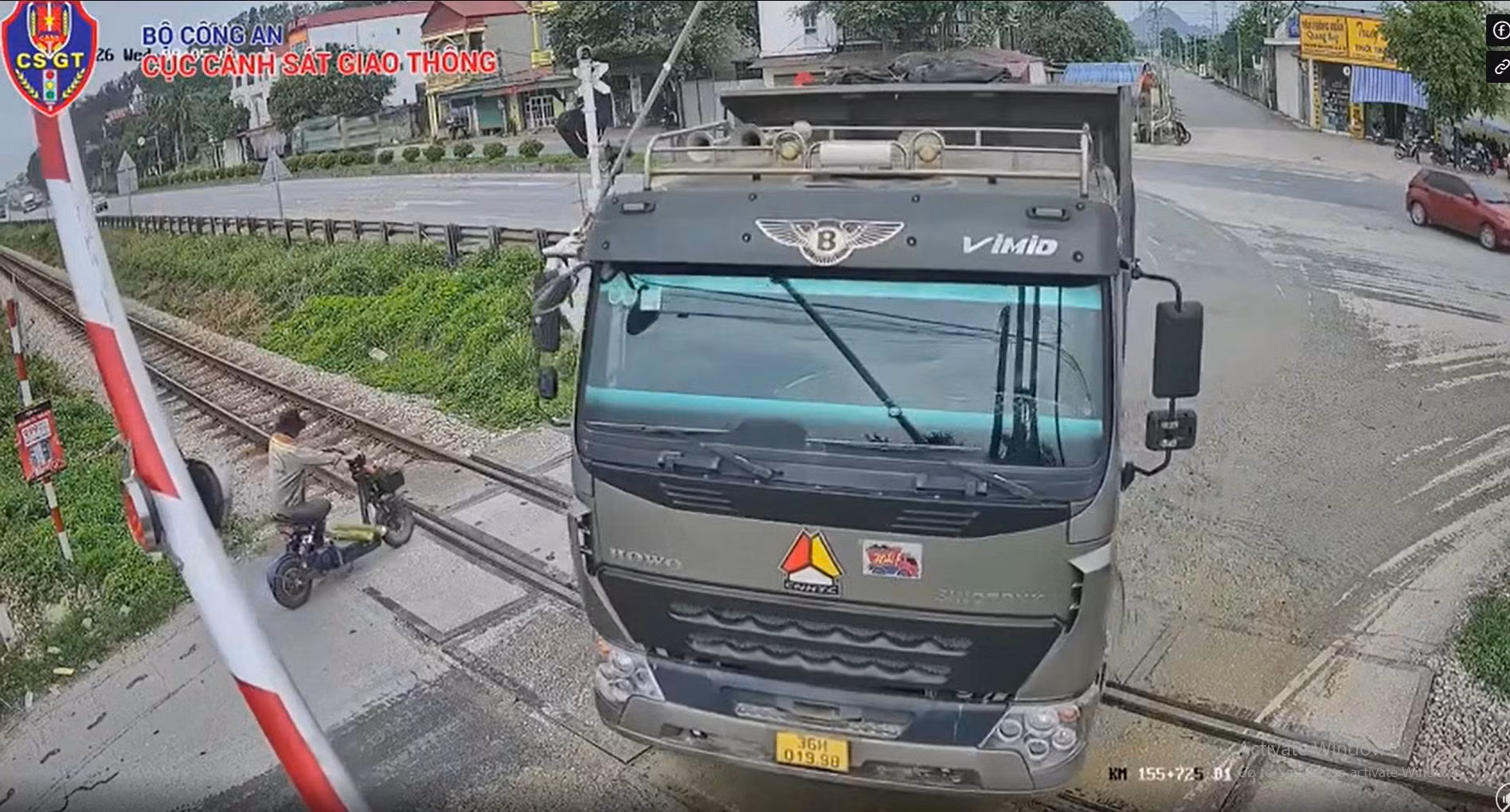 Suýt xảy ra tai nạn đường sắt do xe tải cố vượt rào chắn -0