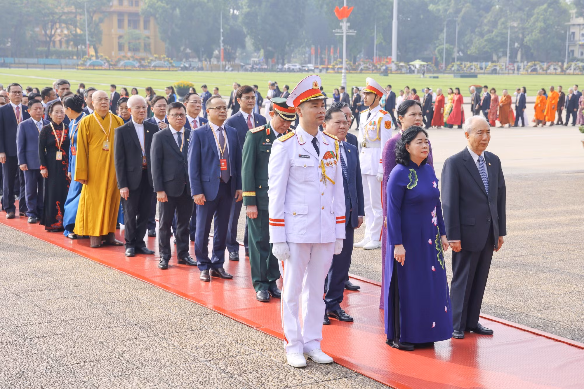 Đoàn đại biểu dự Đại hội Mặt trận Tổ quốc Việt Nam lần thứ XI vào viếng lăng Chủ tịch Hồ Chí Minh -0