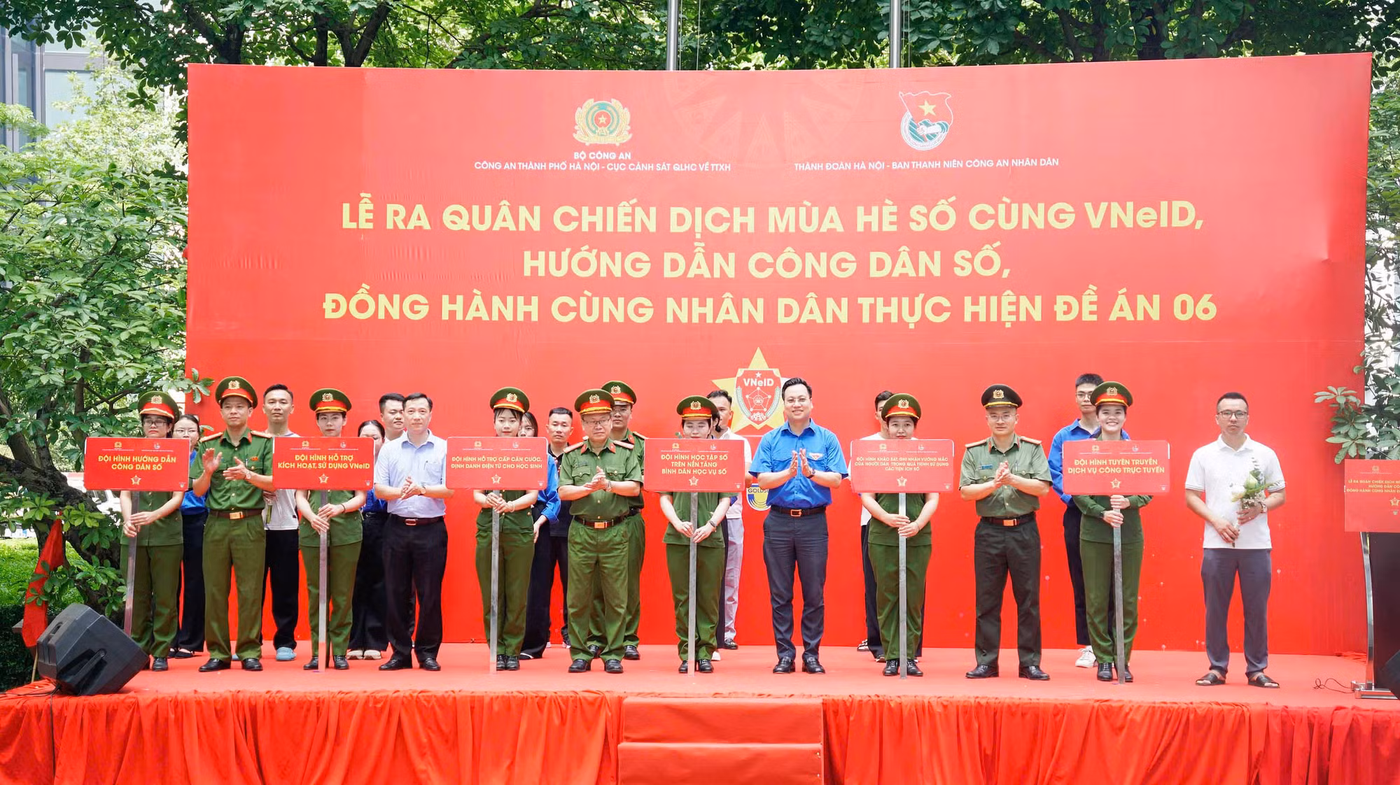 "Đi từng ngõ, gõ từng nhà" đưa tiện ích số đến với người dân ảnh 3
