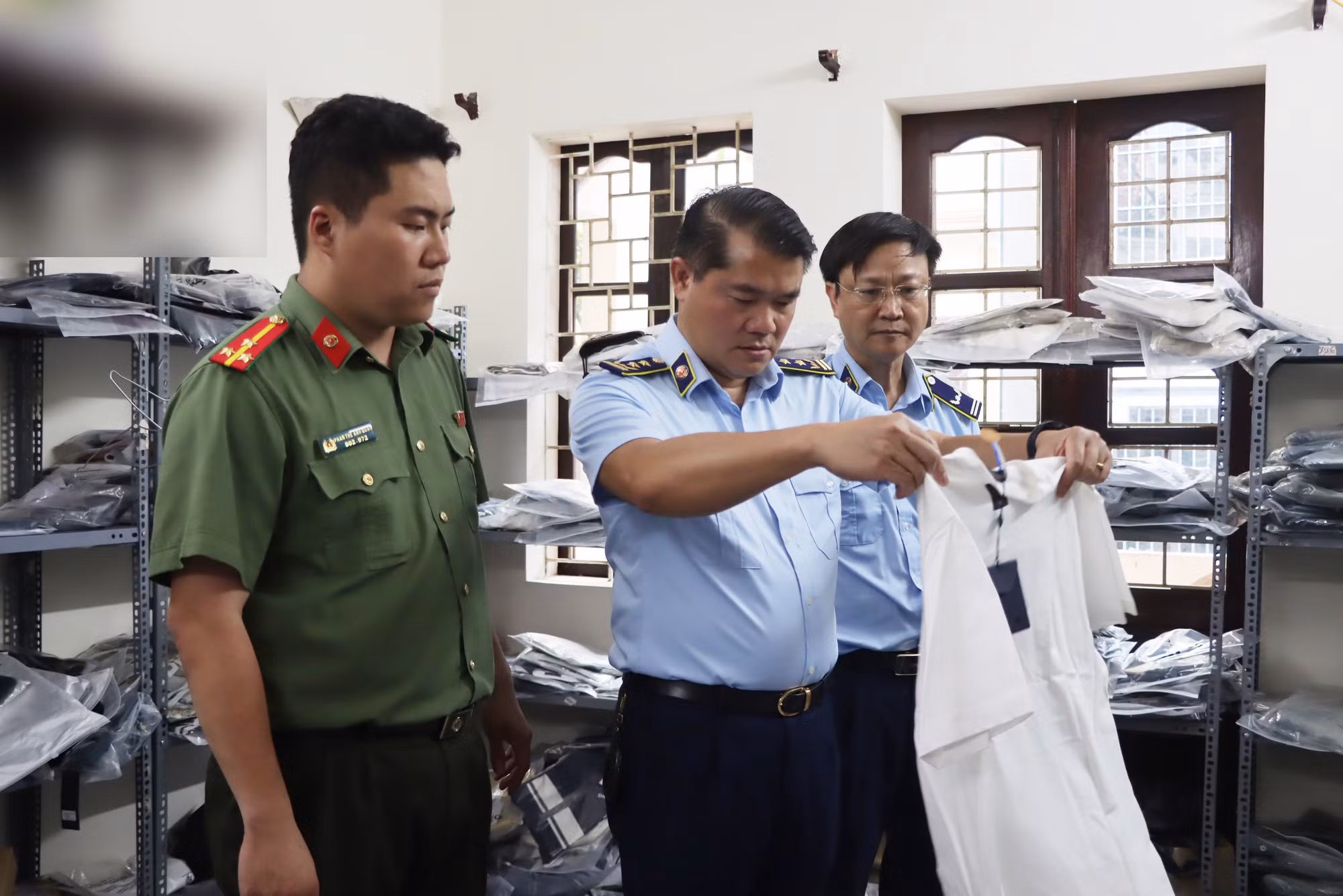 Phát hiện và tạm giữ hơn 700 sản phẩm quần áo, giày dép có dấu hiệu giả mạo nhiều thương hiệu nổi tiếng -0