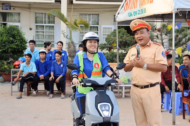 Công an Cà Mau dựng xây văn hóa giao thông từ học đường -0