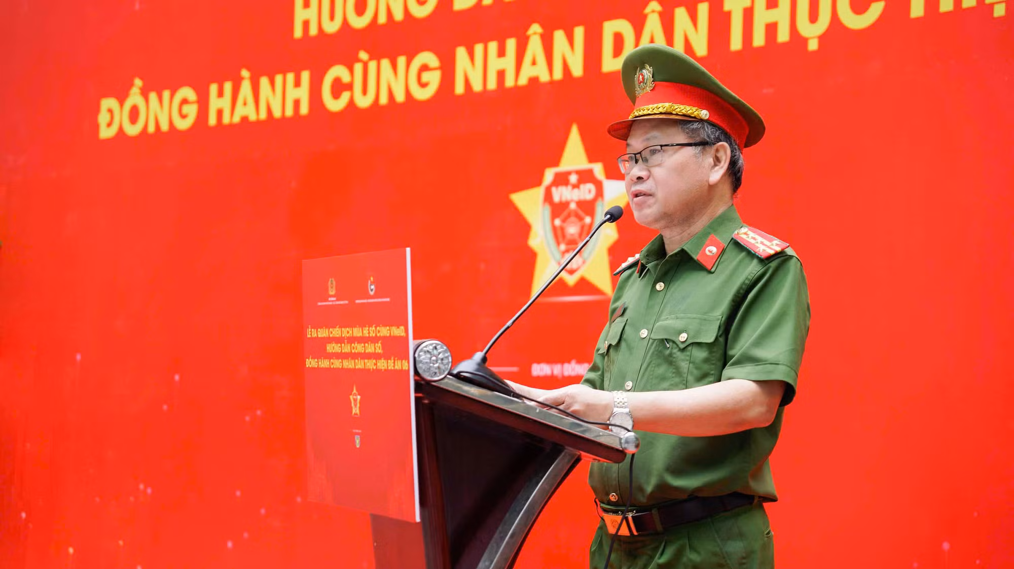 "Đi từng ngõ, gõ từng nhà" đưa tiện ích số đến với người dân ảnh 1