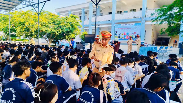 Công an Cà Mau dựng xây văn hóa giao thông từ học đường -1