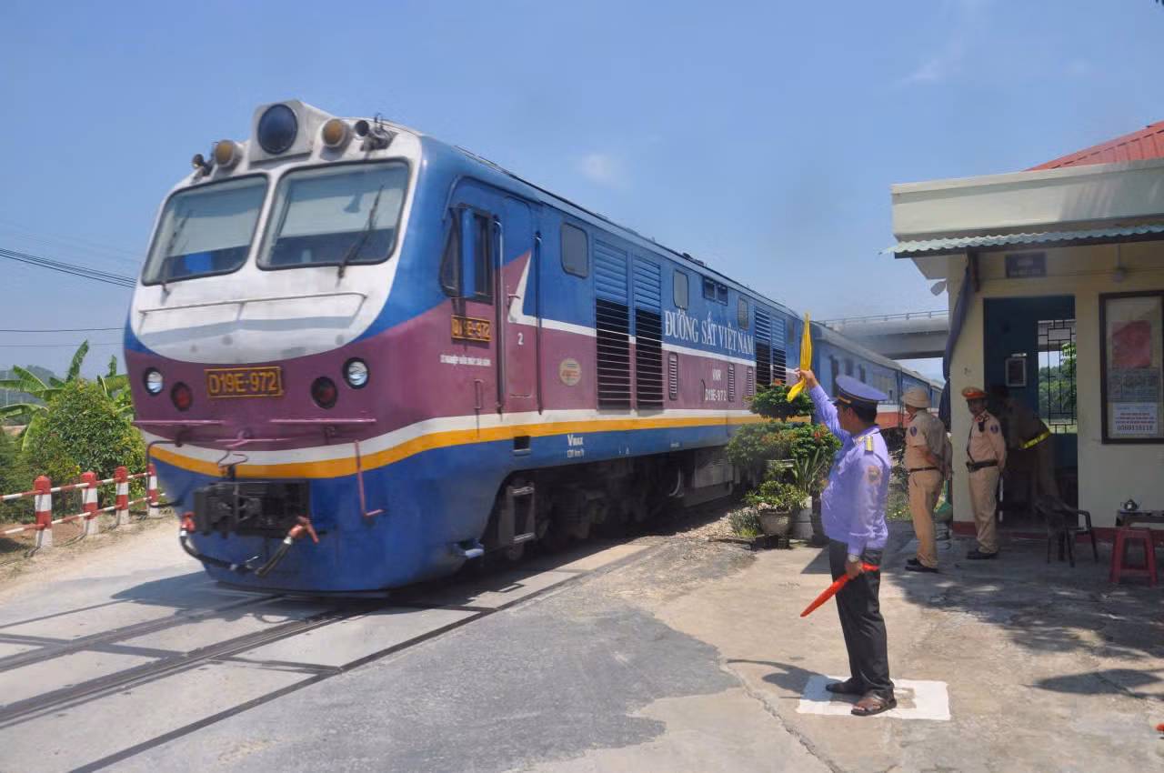 Hàng trăm trường hợp vi phạm an toàn giao thông đường sắt bị xử phạt trong một ngày -0
