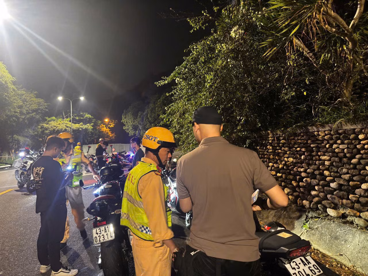 Không có “ngoại lệ” với khách Tây xem thường luật giao thông ở Đà Nẵng -1