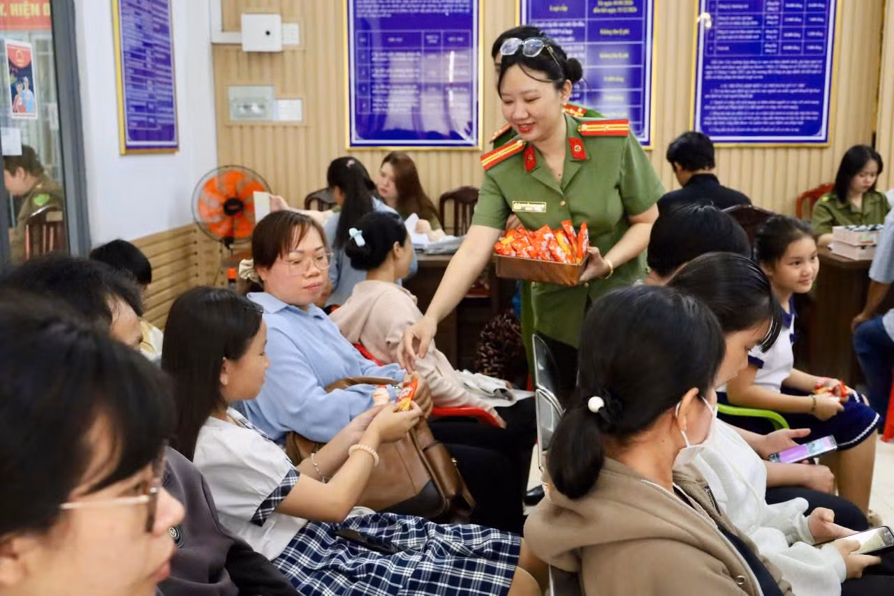 Tất cả vì sĩ tử: Công an TP Hồ Chí Minh tăng tốc cấp căn cước cho học sinh -0
