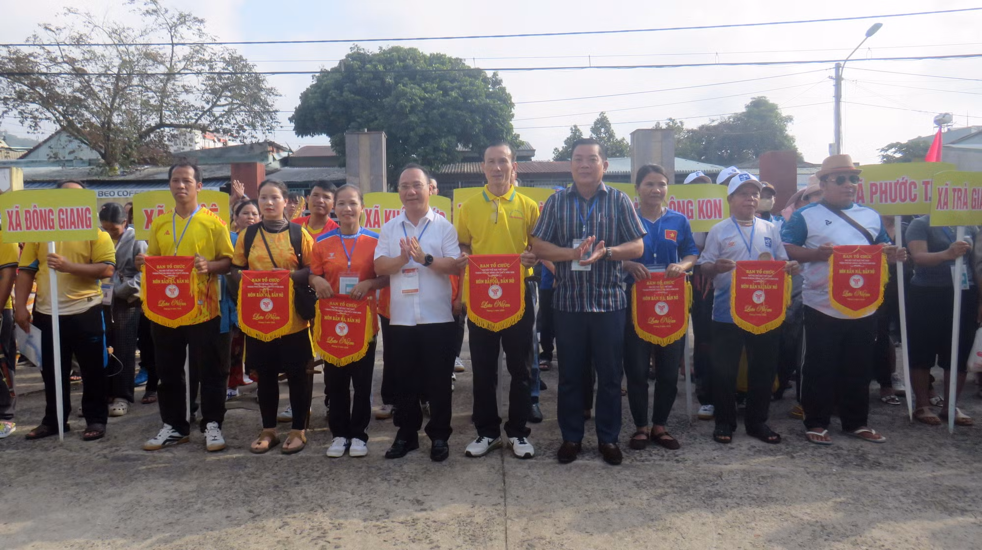 Sôi nổi hội thi bắn ná, bắn nỏ của đồng bào các dân tộc thiểu số tại Đà Nẵng -0