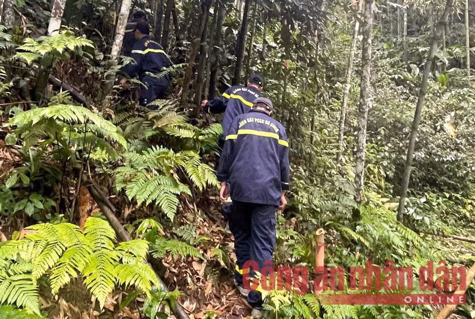 Hai ngày không tin tức, hơn 300 người đổ vào rừng Nặm Ký tìm người mất tích -0