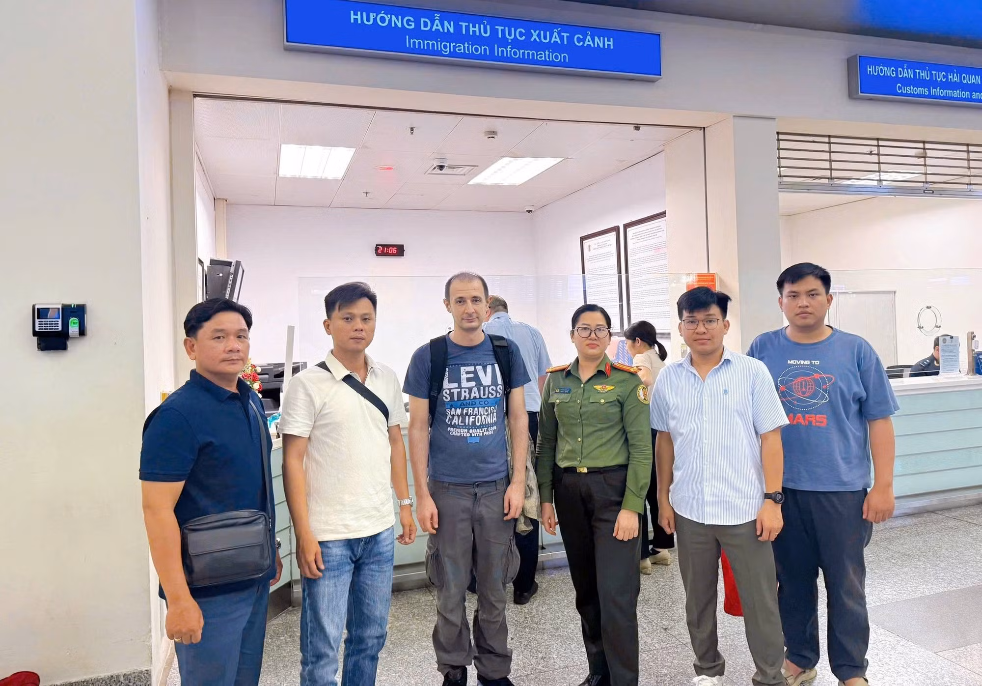 Phối hợp Đại sứ quán hỗ trợ công dân người nước ngoài về nước -5