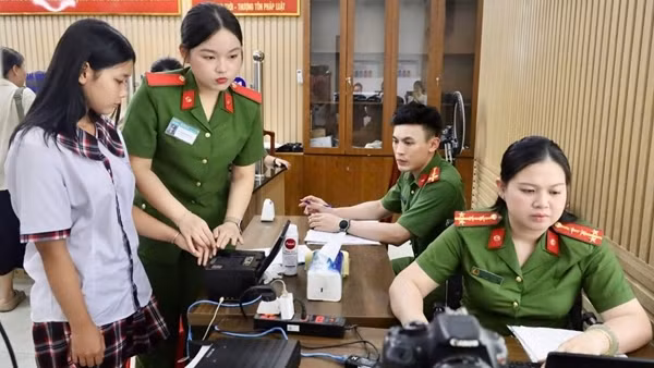 Công an TP Hồ Chí Minh tăng tốc cấp căn cước cho học sinh kịp kỳ thi