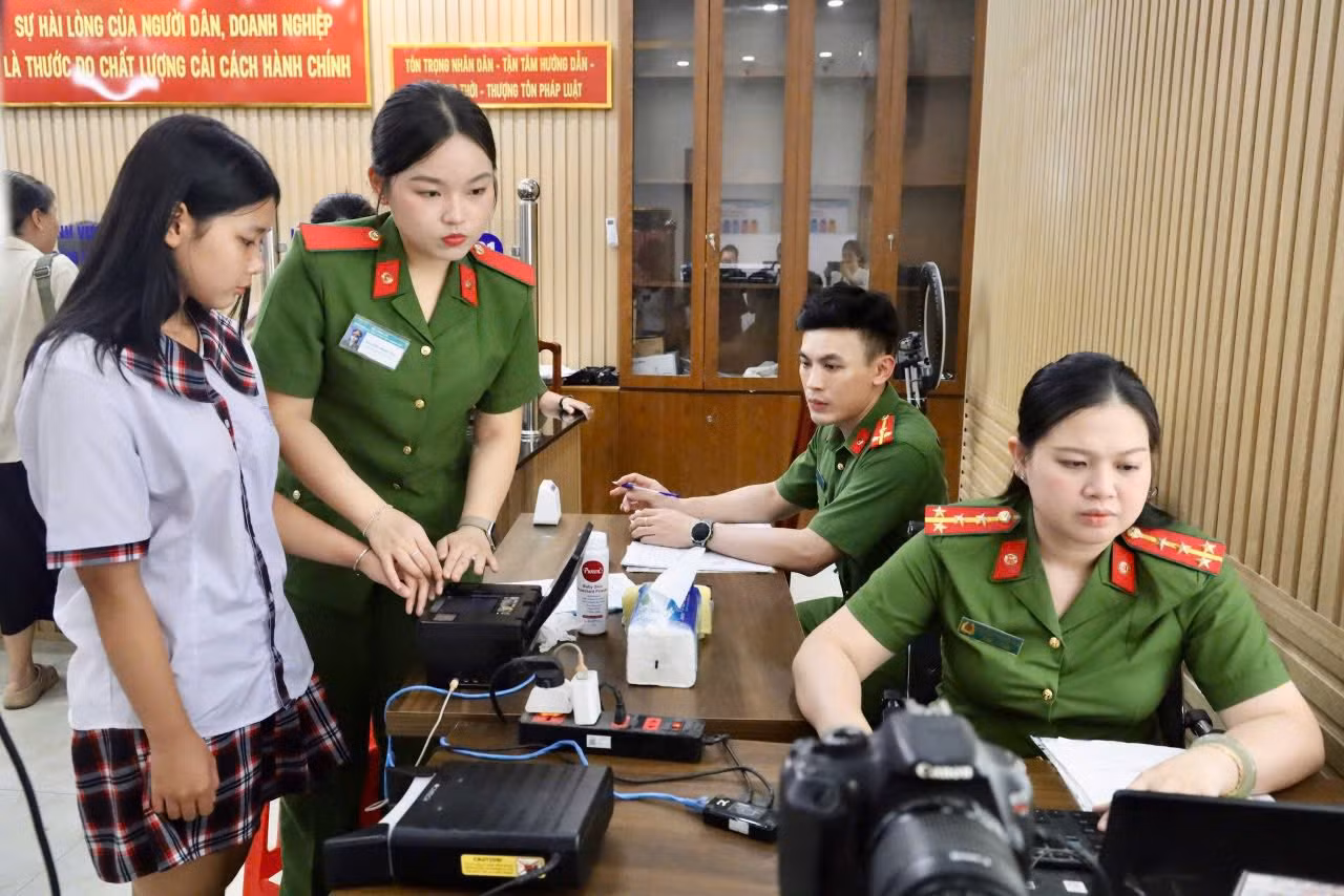 Tất cả vì sĩ tử: Công an TP Hồ Chí Minh tăng tốc cấp căn cước cho học sinh -1