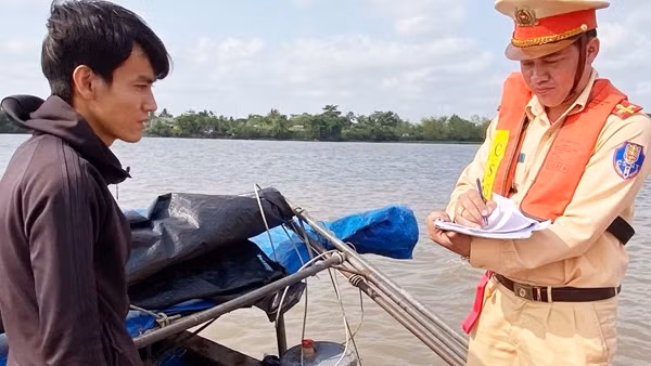 Đại úy Cảnh sát đường thủy học tập và làm theo lời Bác
