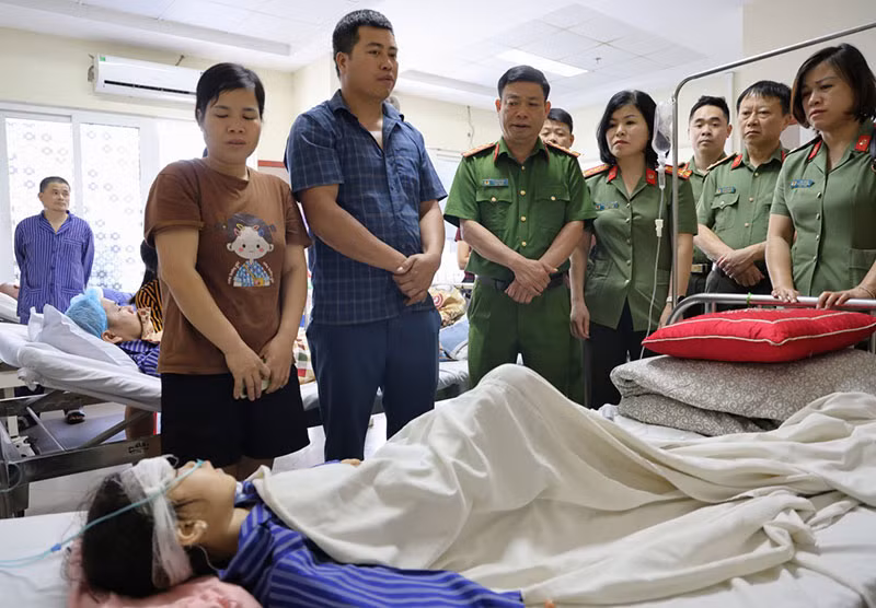 Cứu thành công cháu bé 5 tuổi bị lạc, ngã trong rừng lúc đêm tối -0