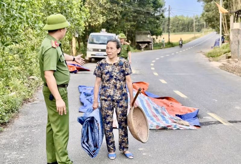 Những hiểm hoạ từ việc người dân phơi thóc trên các tuyến giao thông -0