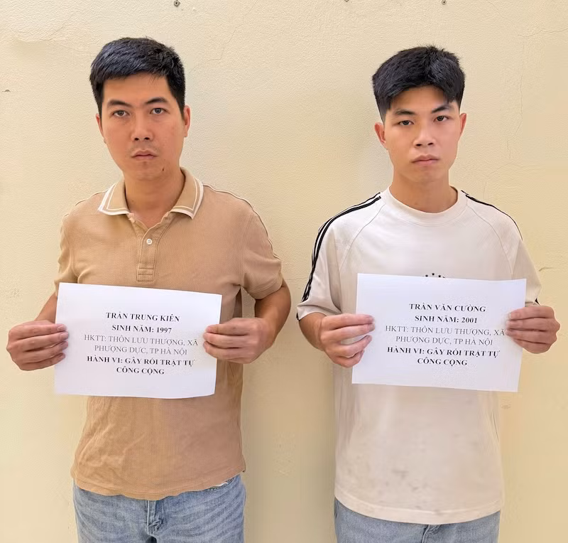 Nghi ngờ chủ quán cắt tóc có quan hệ bất chính với bố, 2 anh em ruột hành hung người phụ nữ -0