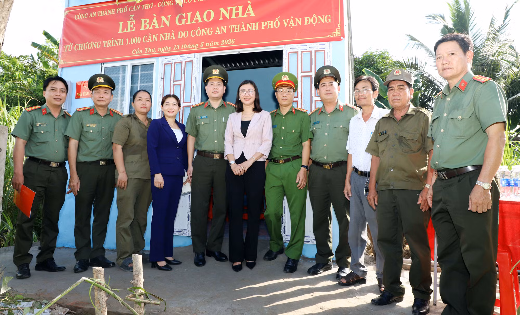 Công an TP Cần Thơ bàn giao nhà ở tặng các hộ gia đình khó khăn -0