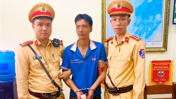 Tài xế lộ ma túy trong lúc bị kiểm tra nồng độ cồn