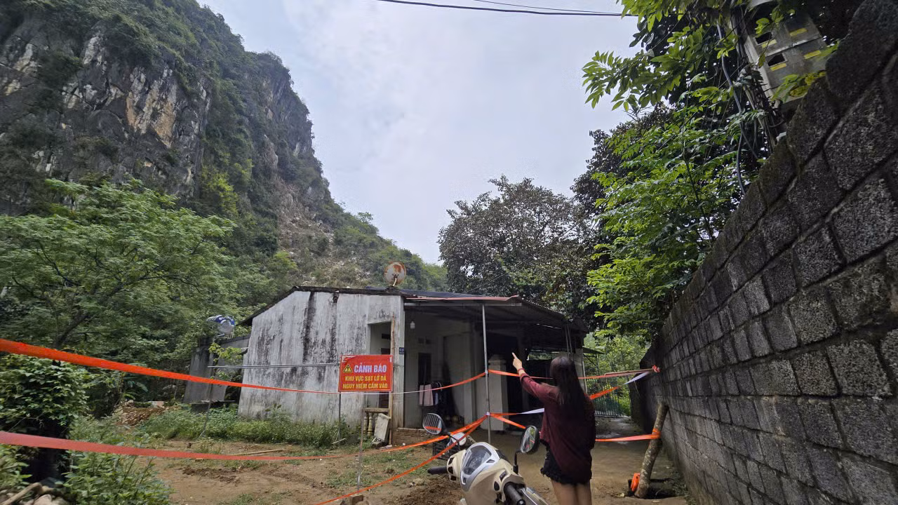 Người dân bất an dưới chân núi đá vừa sạt lở -0