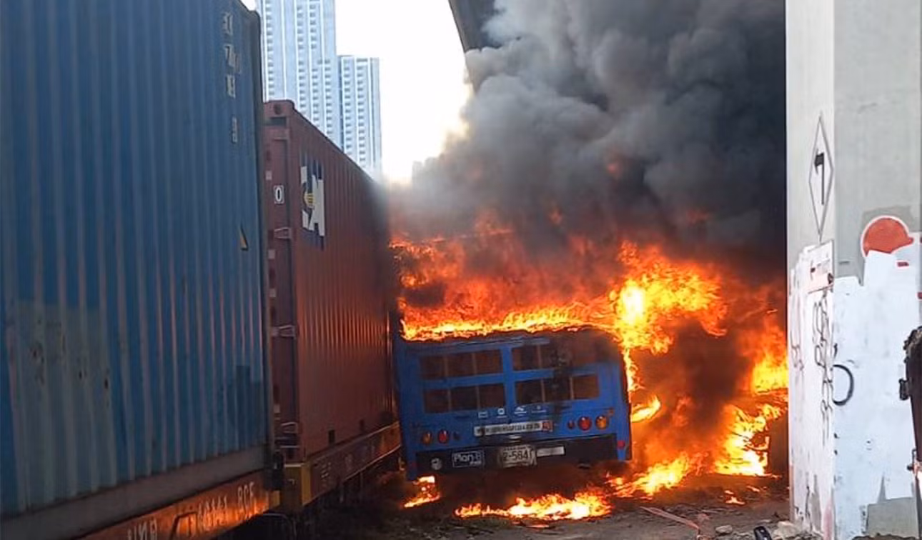 Tàu hỏa đâm xe buýt ở Bangkok, hơn 30 người thương vong -0