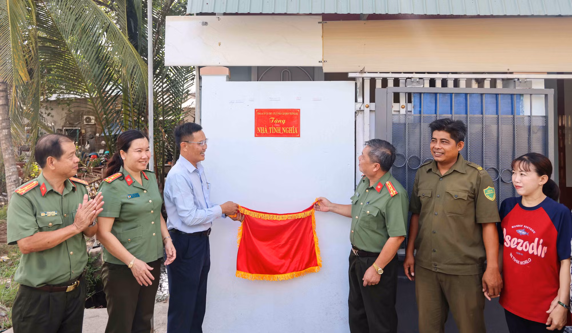 Công an TP Cần Thơ đẩy nhanh xây dựng 1.000 căn nhà tặng người dân khó khăn -0