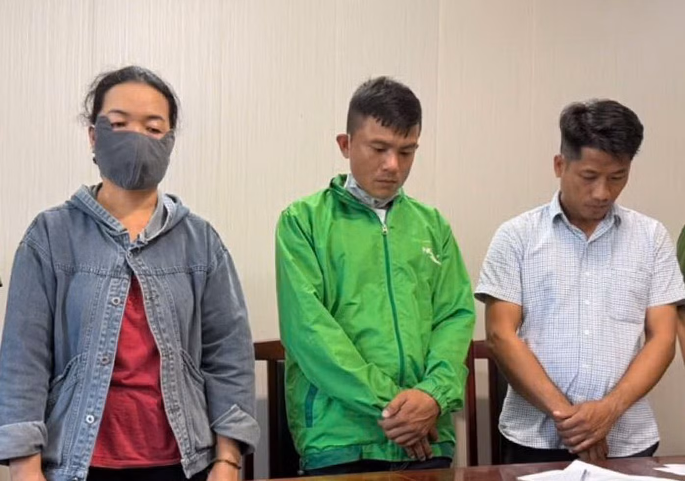 Đổ hơn 180 tấn chất thải rắn gây ô nhiễm môi trường, 3 đối tượng bị khởi tố -0