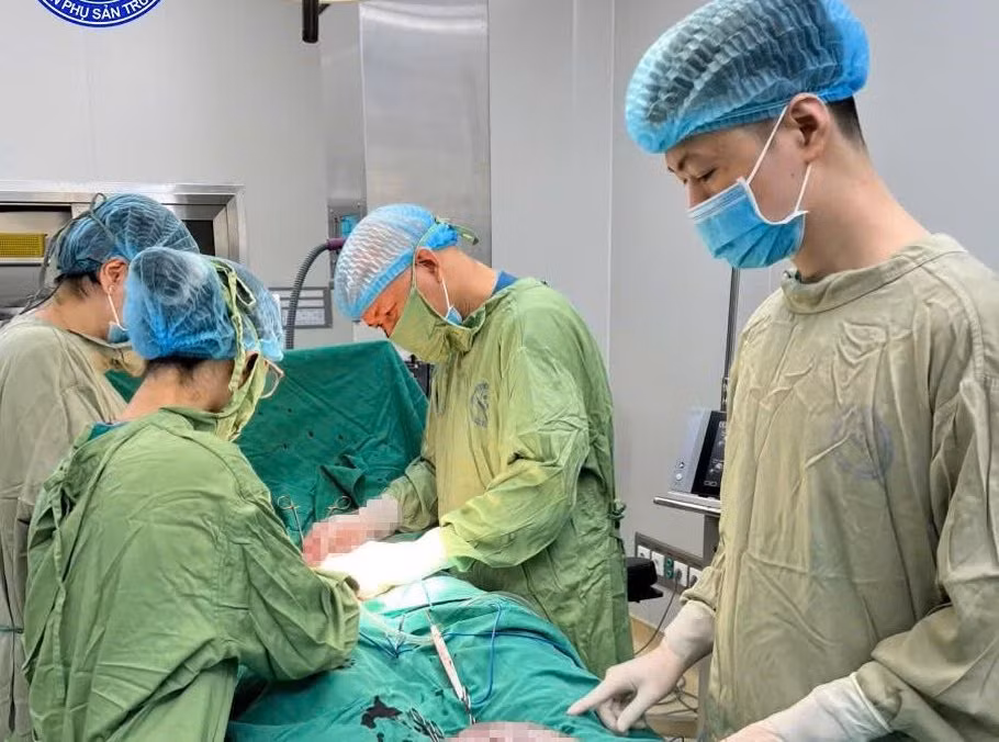 Bụng to bất thường, bé gái 14 tuổi phát hiện u buồng trứng ác tính khổng lồ -0