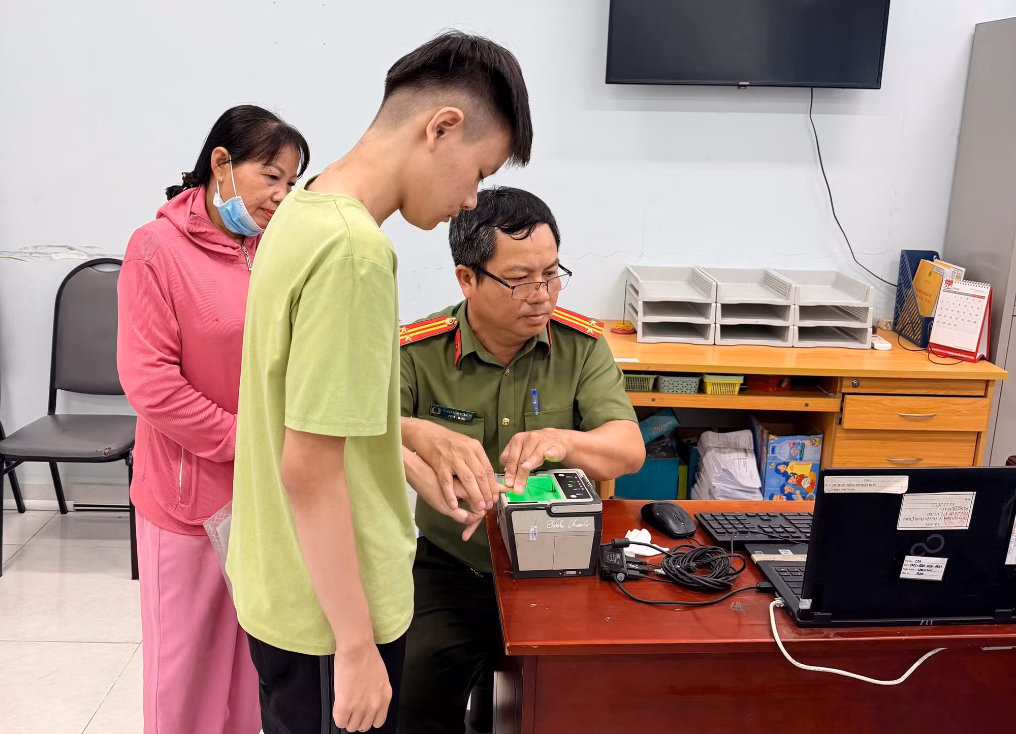 Tất cả vì sĩ tử: Công an TP Hồ Chí Minh tăng tốc cấp căn cước cho học sinh -2