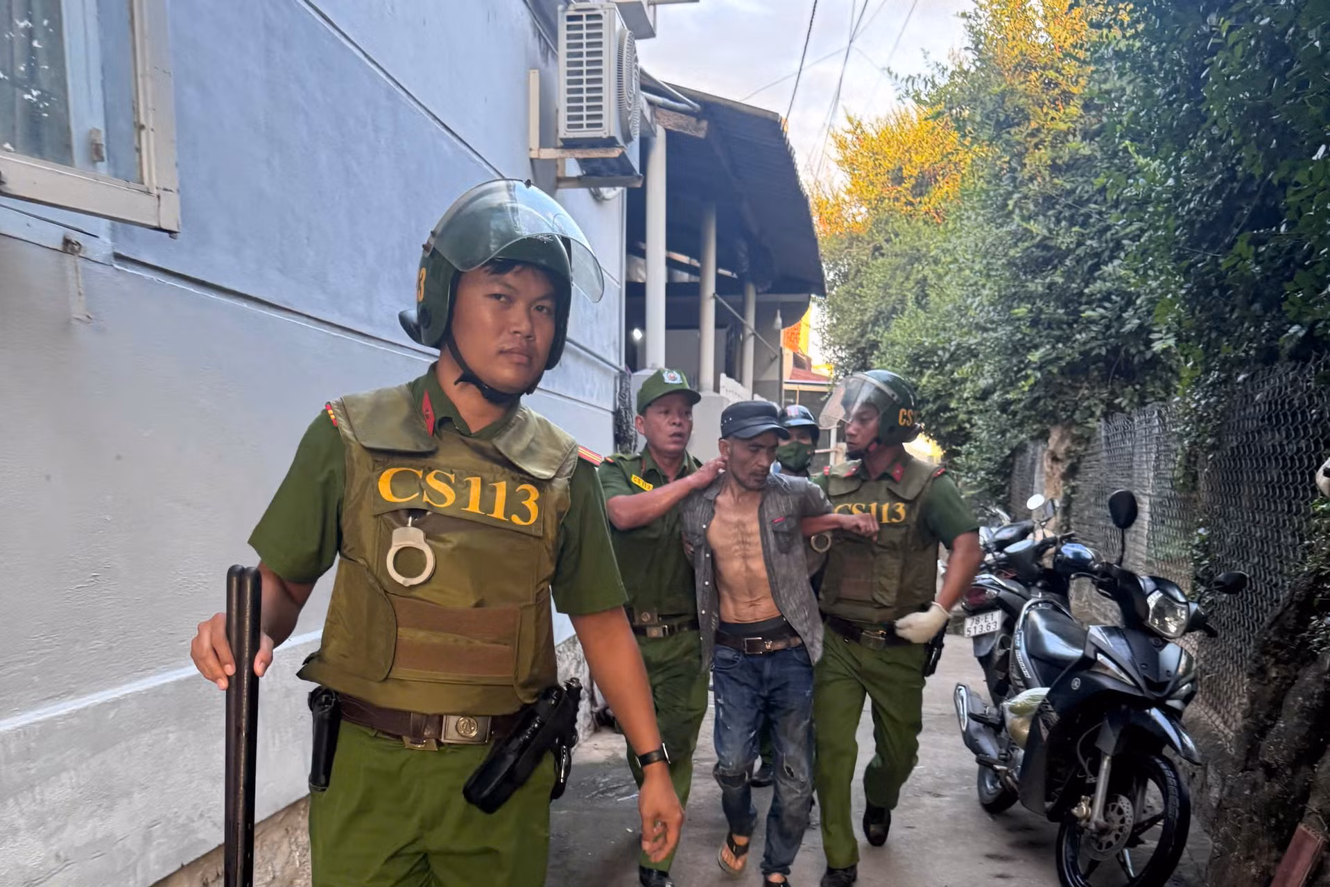  Khống chế, bắt giữ gã đàn ông “ngáo đá” cầm hung khí đi gây sự ở phía Đông Đắk Lắk -0