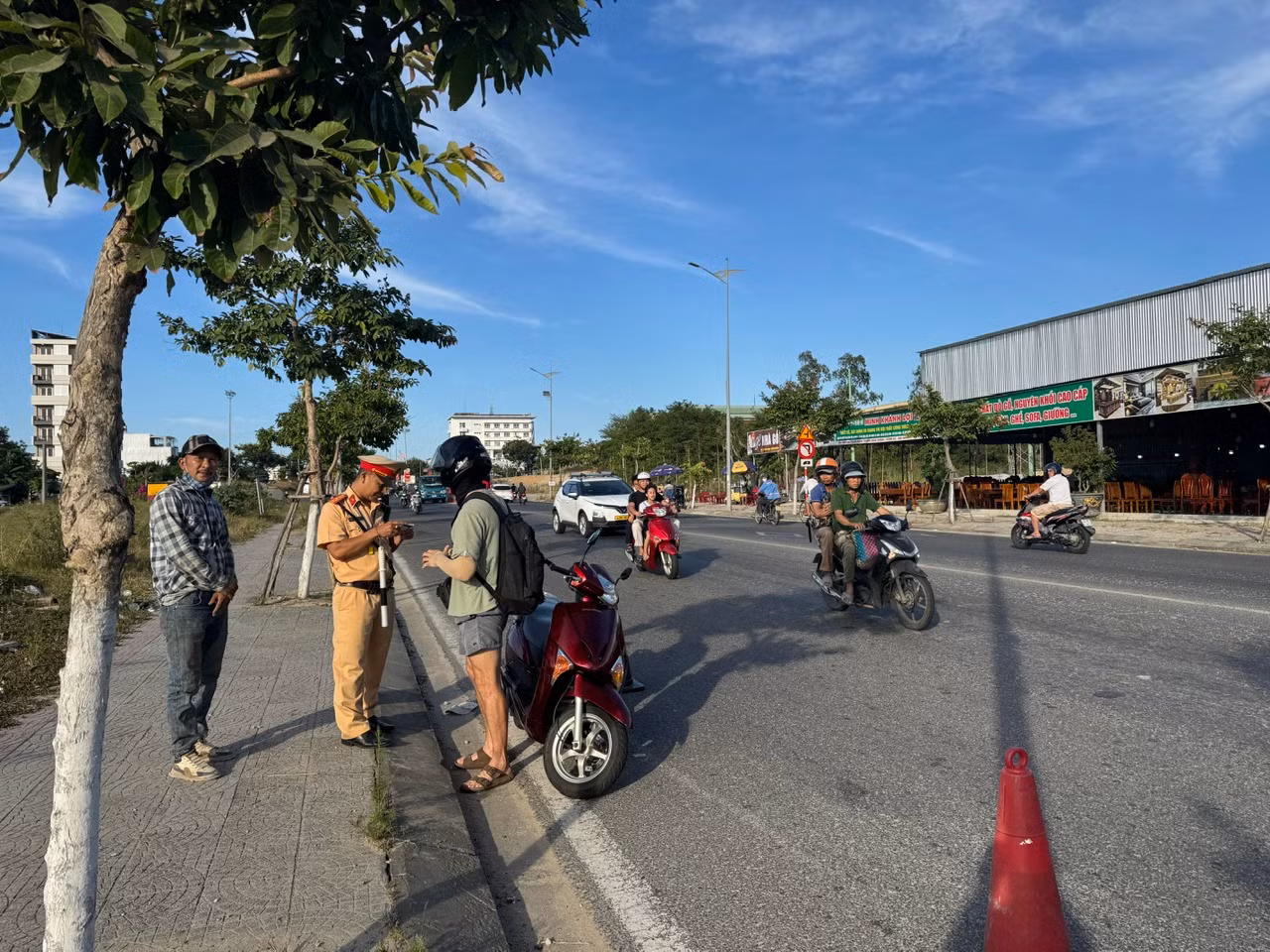 Không có “ngoại lệ” với khách Tây xem thường luật giao thông ở Đà Nẵng -1