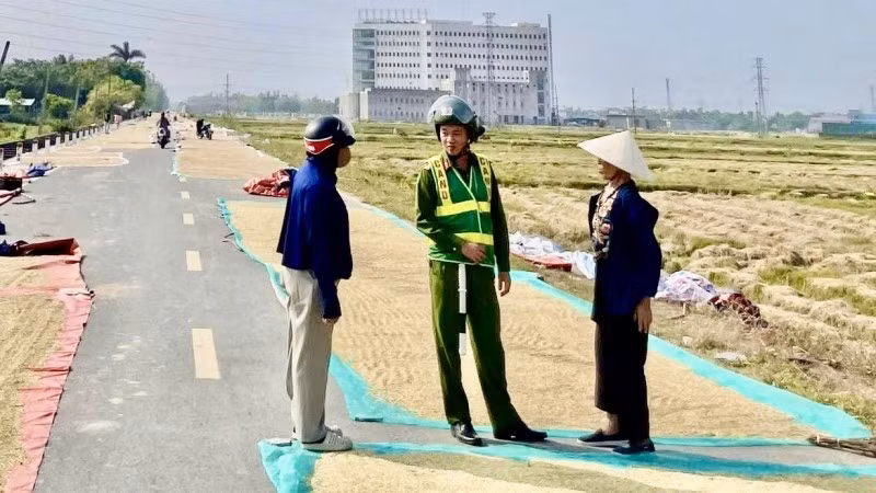 Những hiểm hoạ từ việc người dân phơi thóc trên các tuyến giao thông -0